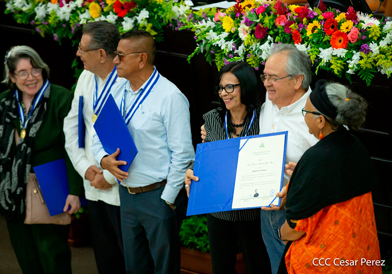 entrega-orden-rigoberto-cabezas-asamblea-nacional-nicaragua-a-periodistas